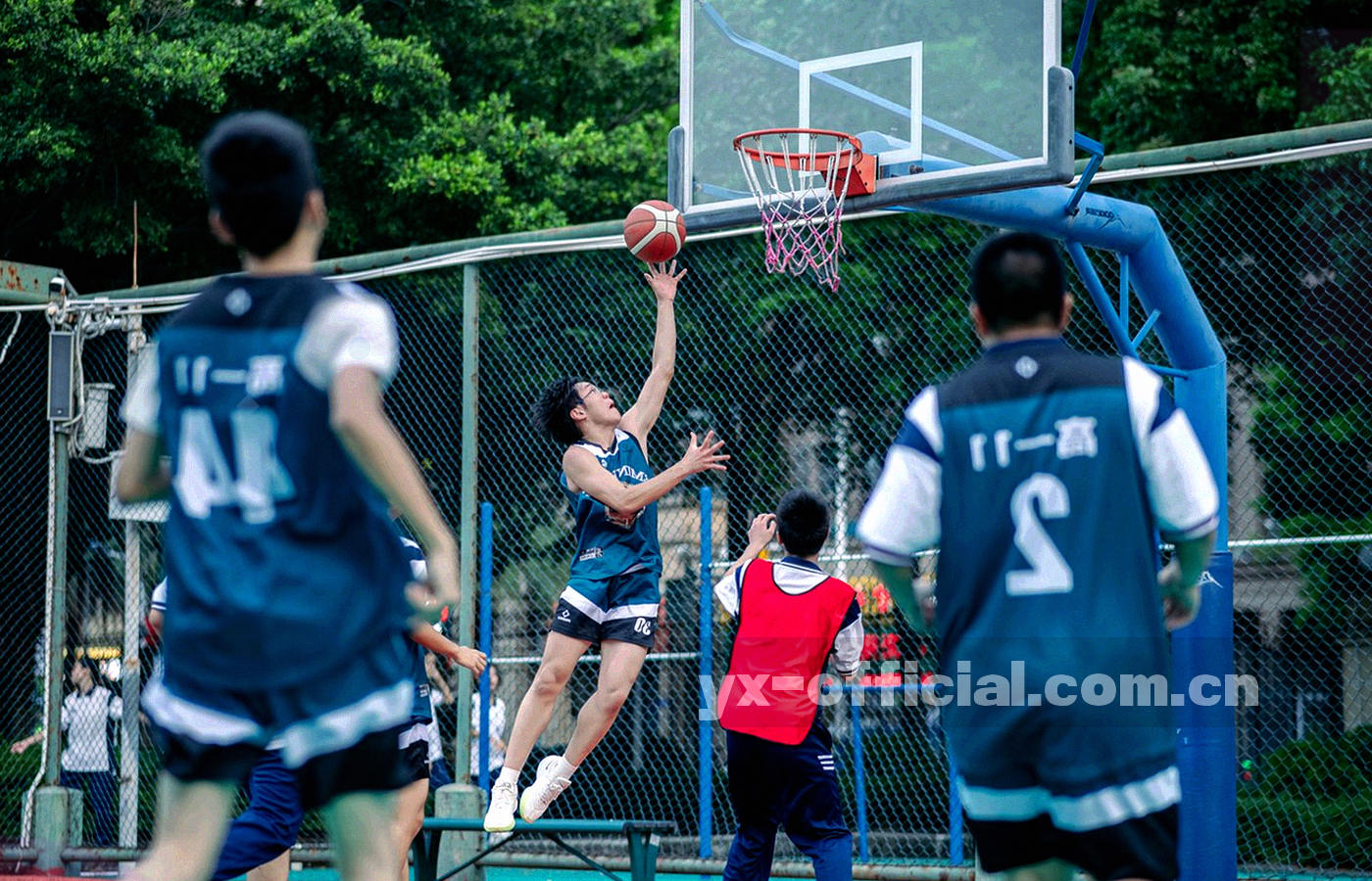 清晨光线下的产业园区建筑群鸟瞰局部